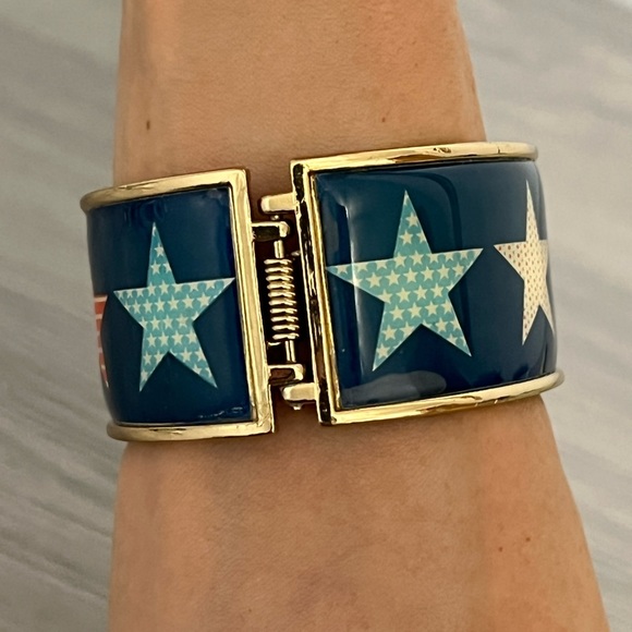 Vintage Silver Hinged Bangle Bracelet with Patriotic Star, American Flag Design - Picture 3 of 7